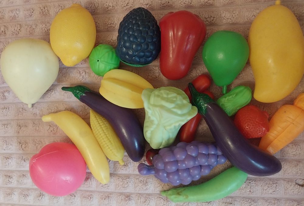 Продам 2 пакета игрушек.