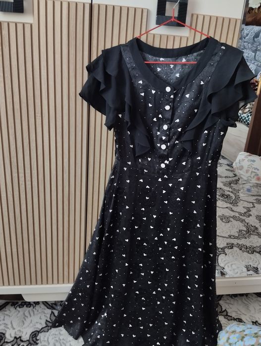 Salom 1 Marta kiyilgan kiyimlar bor