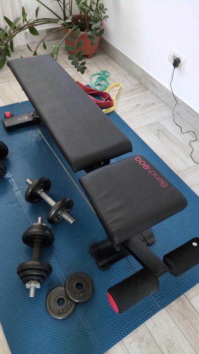 Set complet fitness acasă: bancă reglabilă Decathlon Bench 900 + gantere reglabile cu discuri din fontă + 2 saltele