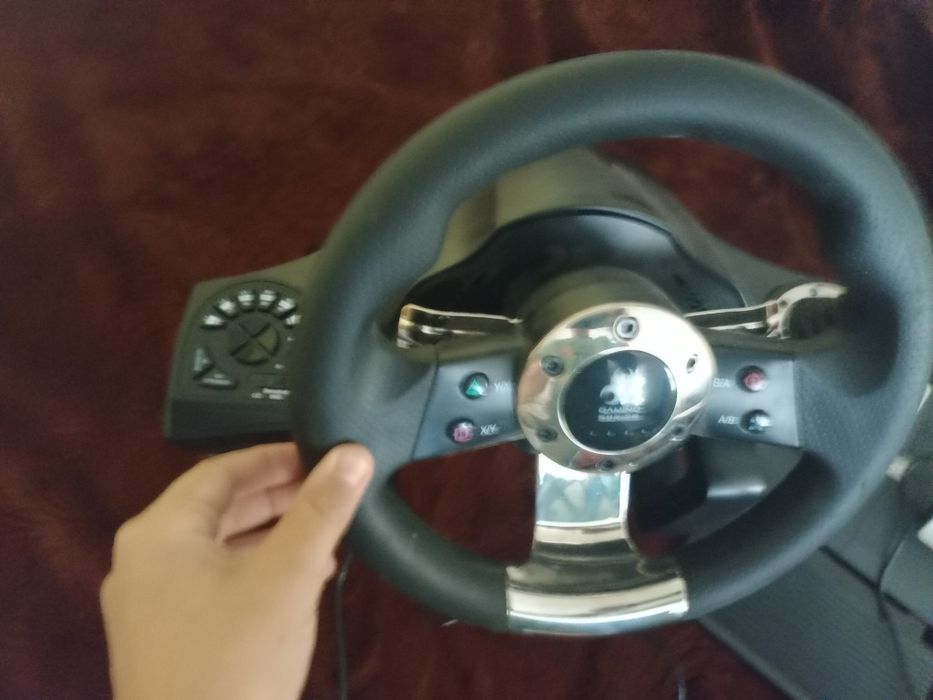 Volan de geming cu pedale schimbător