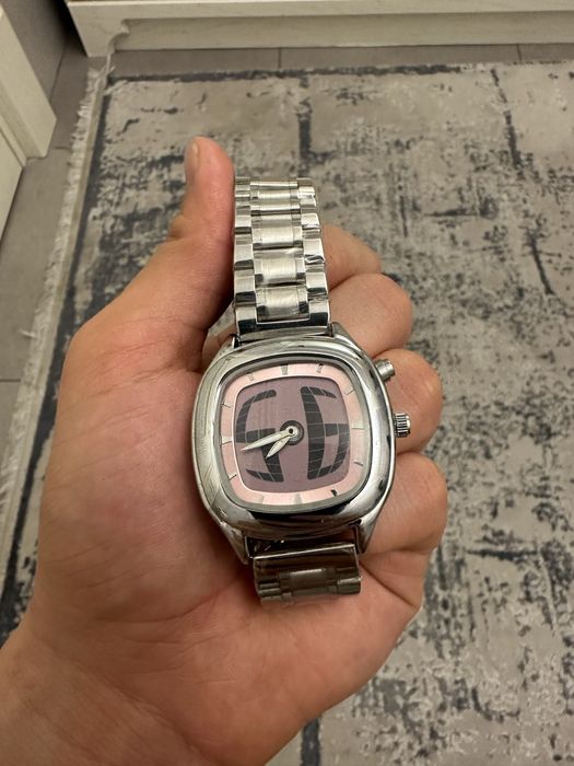 Японские часы со стильным циферблатом