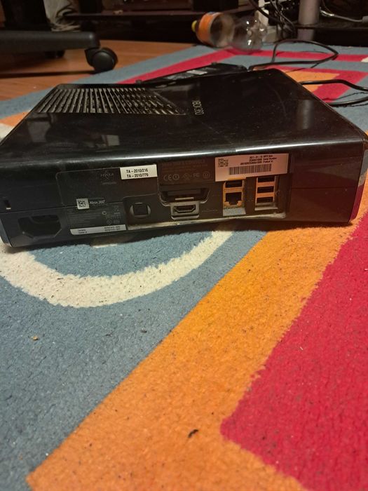 Xbox 360 slim cu 3 jocuri