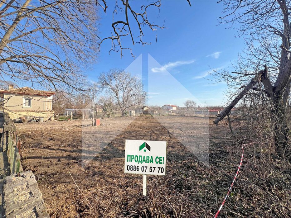 Продава парцел В РЕГУЛАЦИЯ, на главна улица в гр. Плиска с ТОК и ВиК.