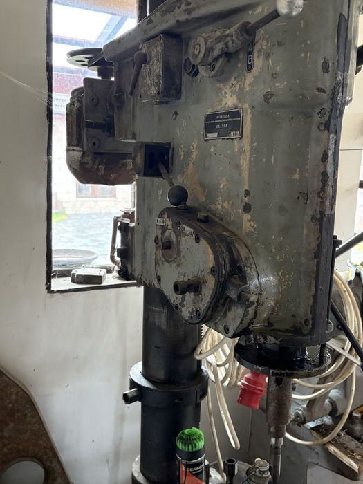 Masina gaurit coloana