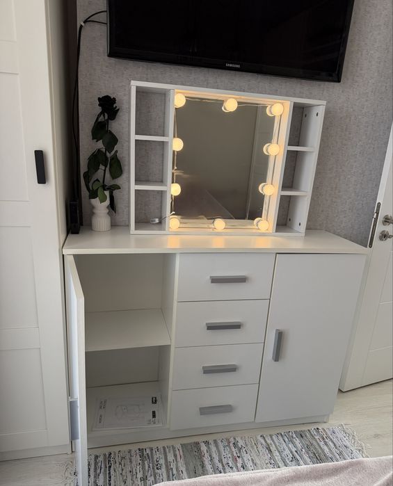 Бял скрин - чекмеджета