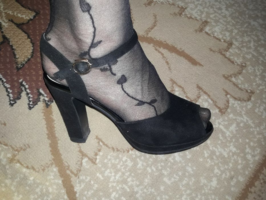 Продам       босоножки     черные 37 р.р.