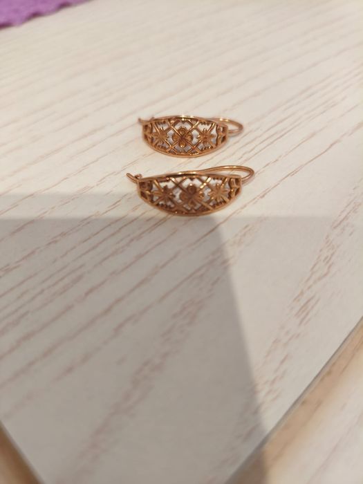 Продам золотые серьги