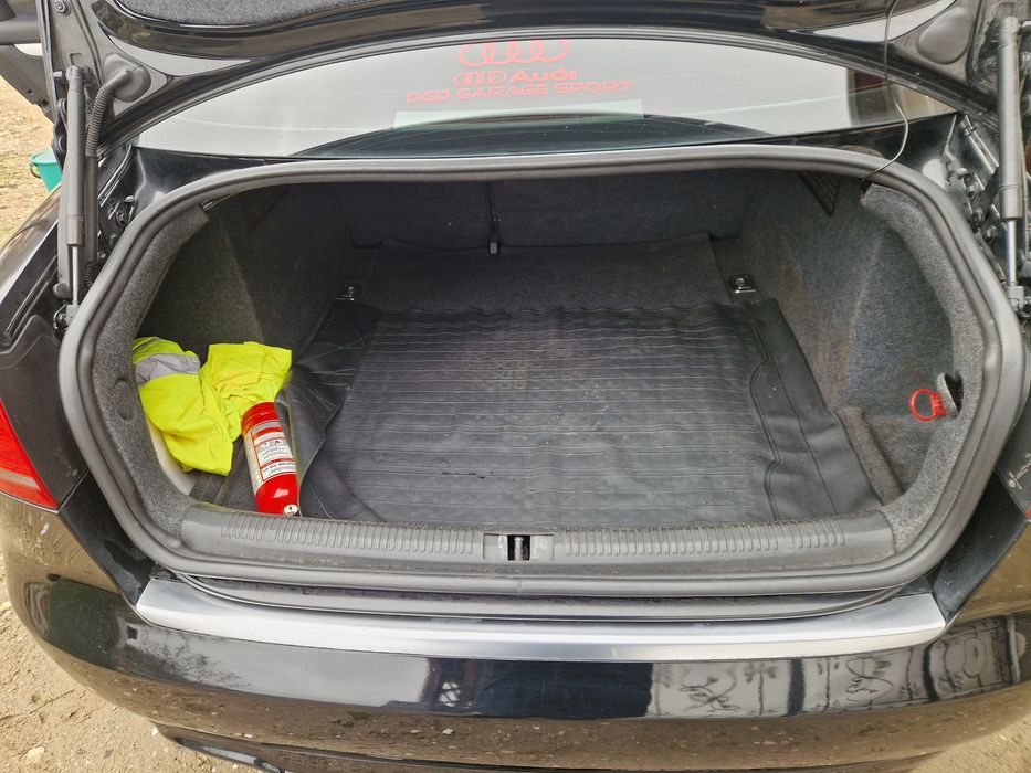 Vand Audi a4 b7 motor 1.9 116 cai pret 3500 euro neg