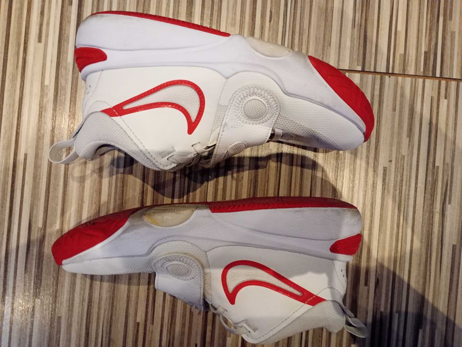 Бели-червени кецове