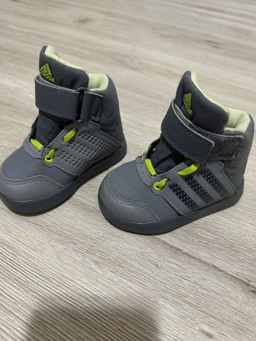 Продам ботинки детские