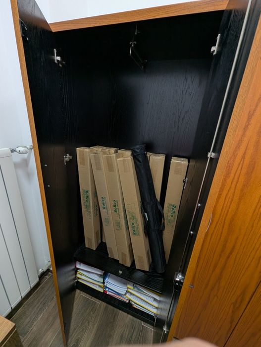 Мебели за офис - маса, столове и шкаф