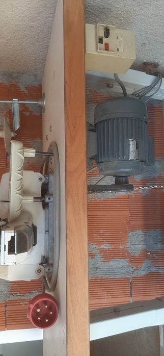 Mașină de cusut nasturi Juki la 380 W în stare de funcționare  mai