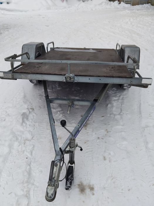 Vand remorca aproape noua