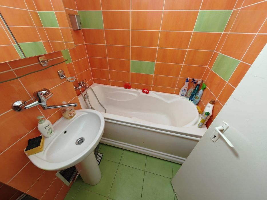 Închiriez apartament 3 camere zona liceului Ghibu