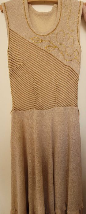 Rochie cu bolero din tricot acrilic bej cu model auriu