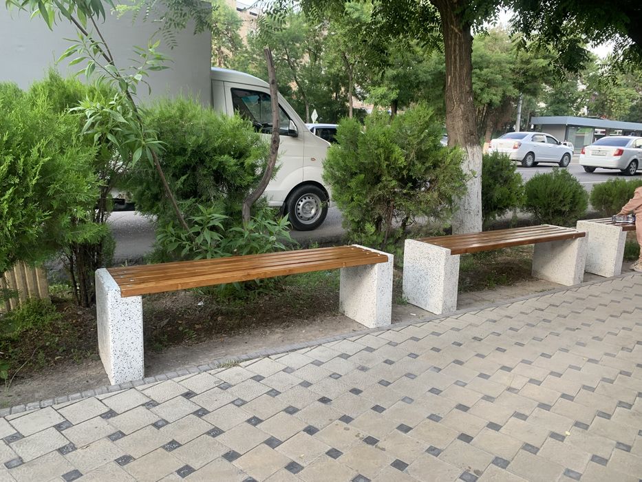 Скамейка мраморная без спинки и урна