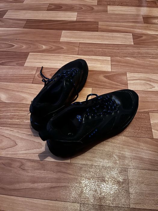 Продам новые кроссовки