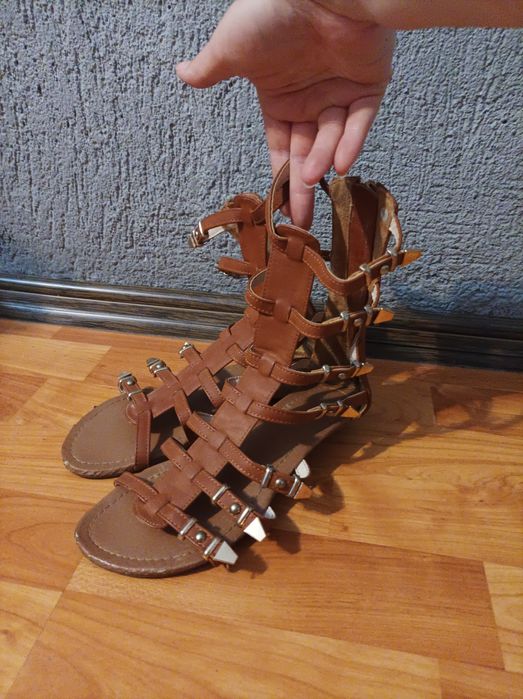 Pantofi cu tocuri, sandale