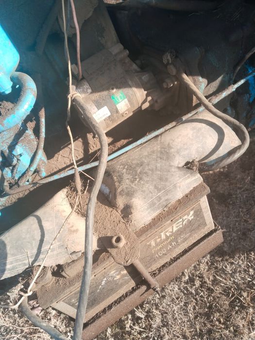 Синий трактор в хорошем состоянии