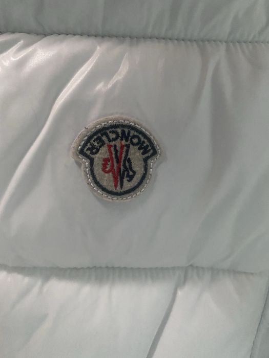 Vesta alba Moncler cu gluga