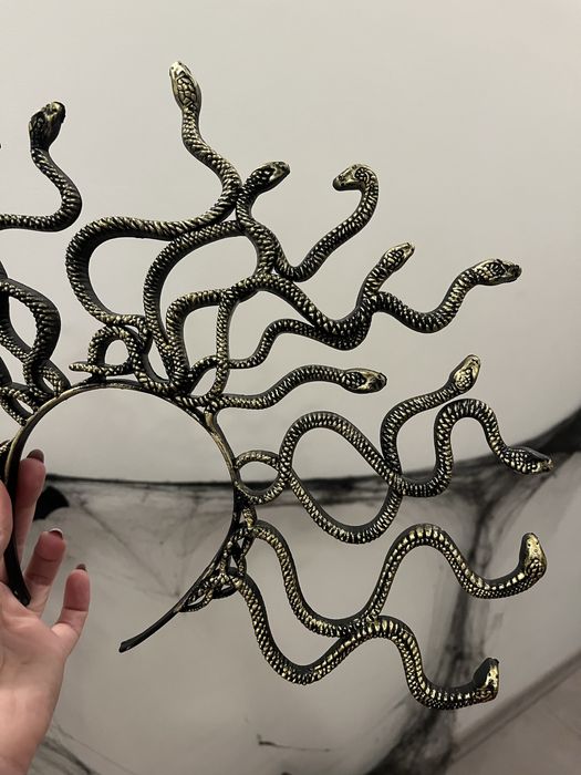 Тиара на Горгона Медуза в черно и златисто