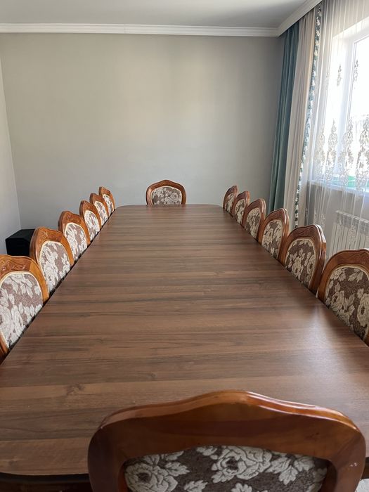 Стол и стулья в хорошем состоянии