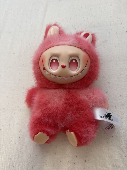 игрушка лабубу красного цвета