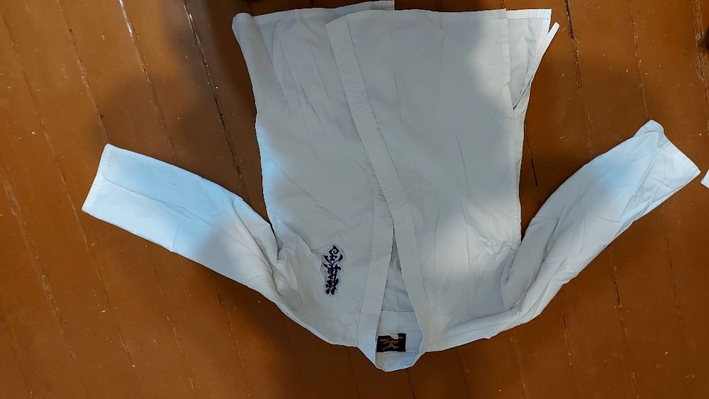 Продам кимоно для занятия каратэ