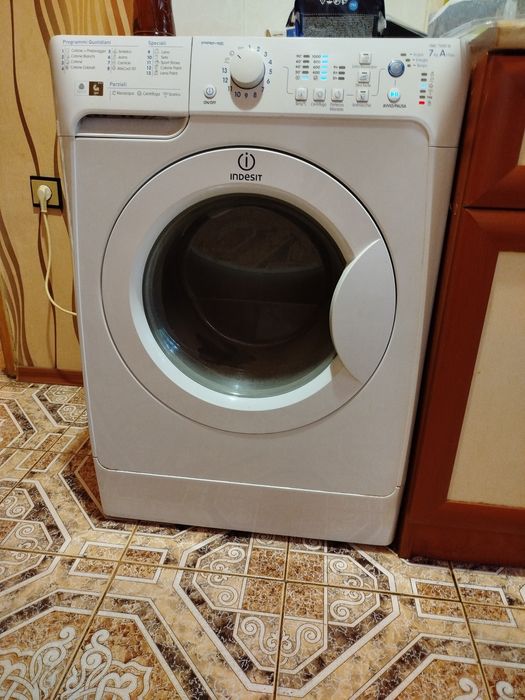 Продавам пералня Indesit  работи но източва водата това и е проблема