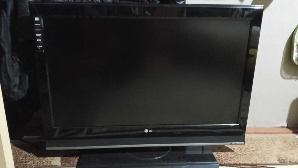 Продам телевизор LG диагональ 94 см. Выключается сам.