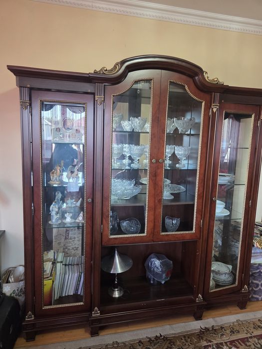 Продам шкаф сервант