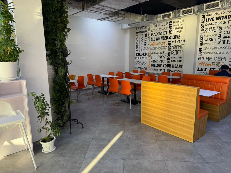 Столы стуля для кафе