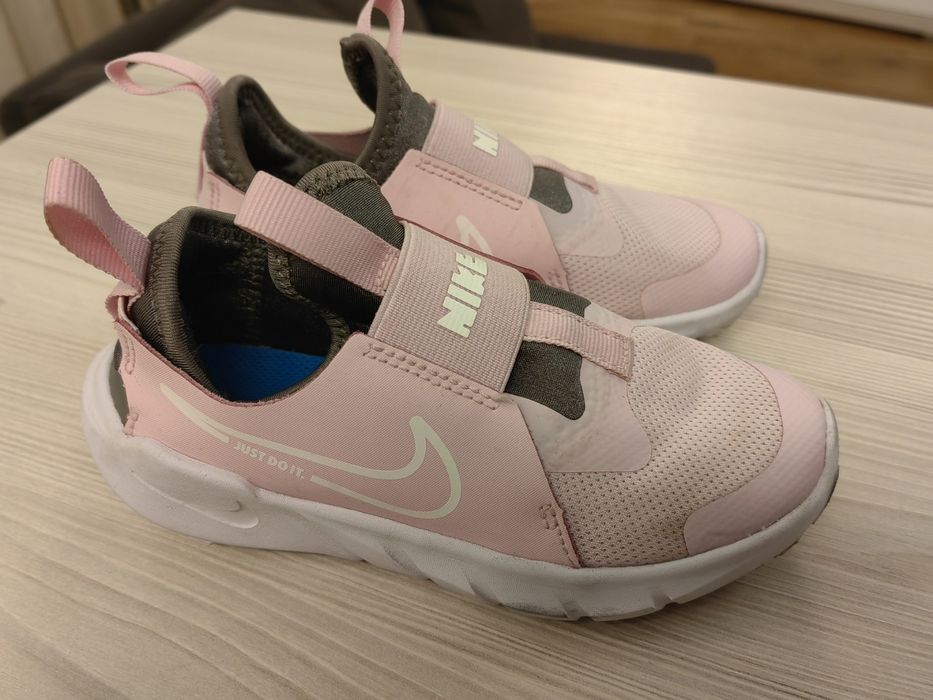 Обувки за госпожица Найк и Адидас