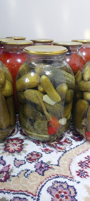 Банка маринованных огурцов, лечо
