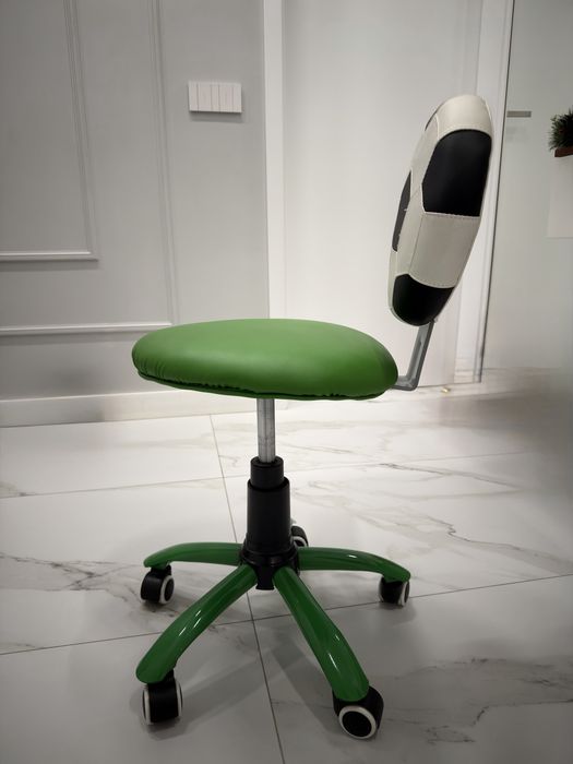 Детски стол за бюро във формата на футболна топка