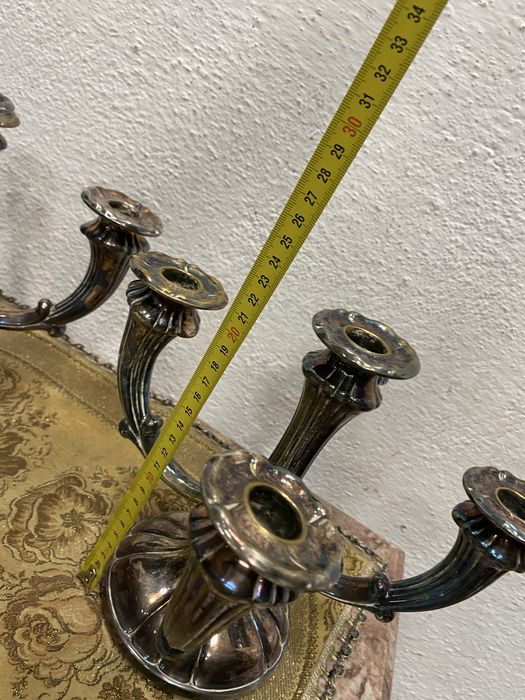 Чифт постебрени свещници от англия свещник