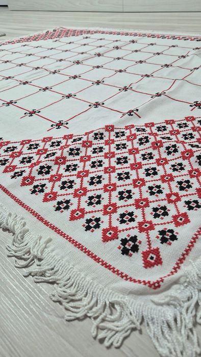 Fata de masa lucrata manual,cu o vechime se 35 de ani