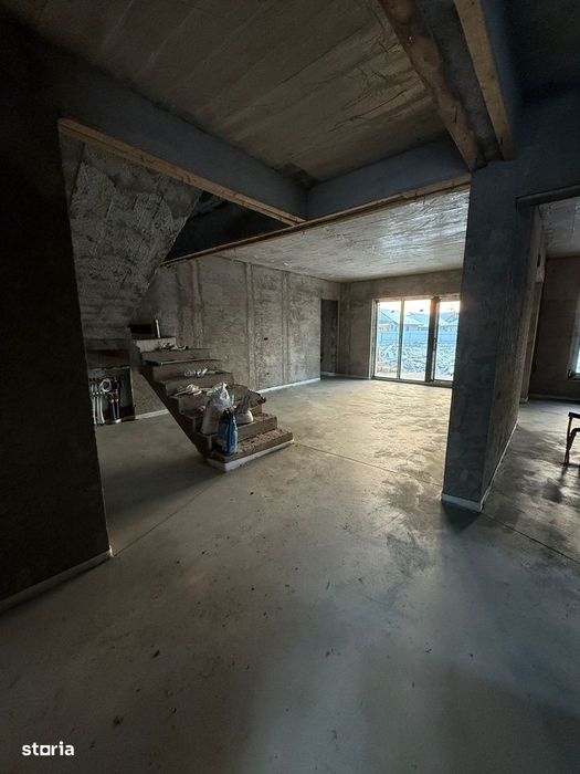 De vanzare casa semifinisata la 5 min de Roman,suprafata teren 1300mp