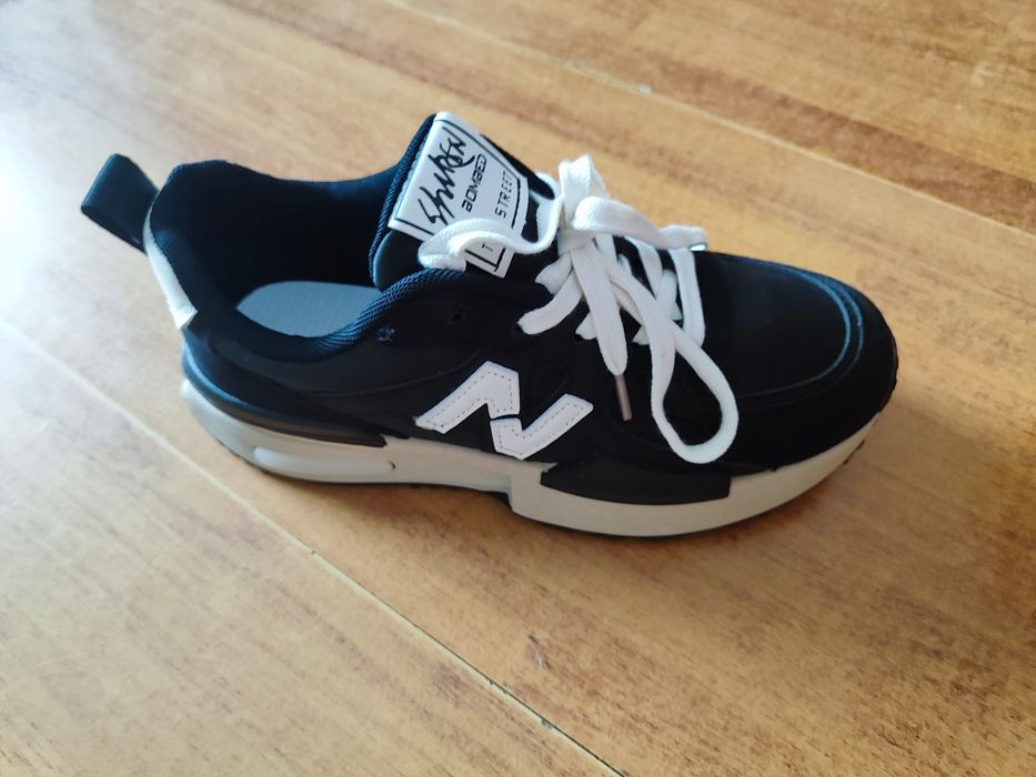 Продам женские кроссовки