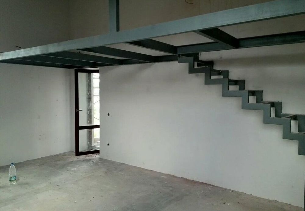 Подиум разделение домов и складов из металлоконструкций