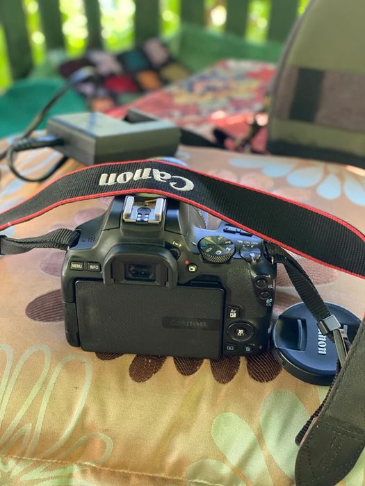 Продавам фотоапарат Canon EOS 250D с оригинален обектив Canon EF-S 18-55mm f/4-5.6 IS STM