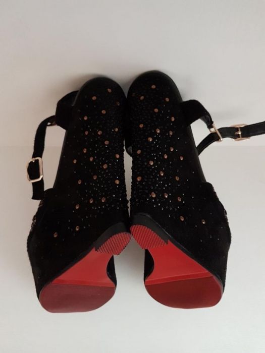 Босоножки вечернии.