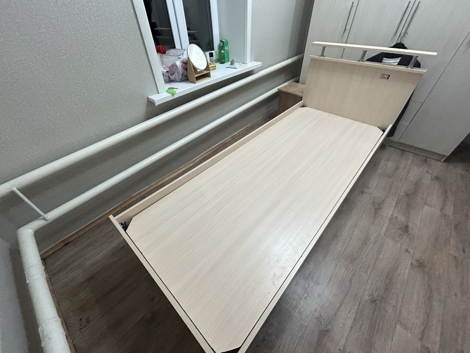 продается кровать без матраса