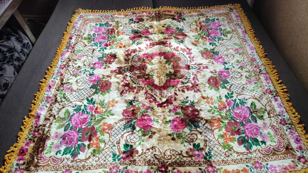 Страхотна кадифена покривка за маса ярки цветове