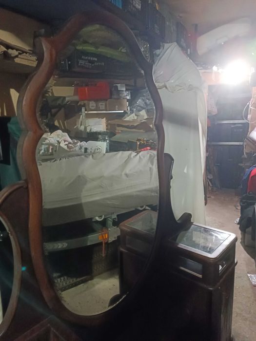 Продавам старинна тоалетка с огледало