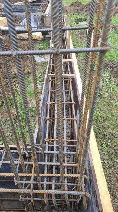 Casa la rosu 250 euro mp și 500 euro la gata