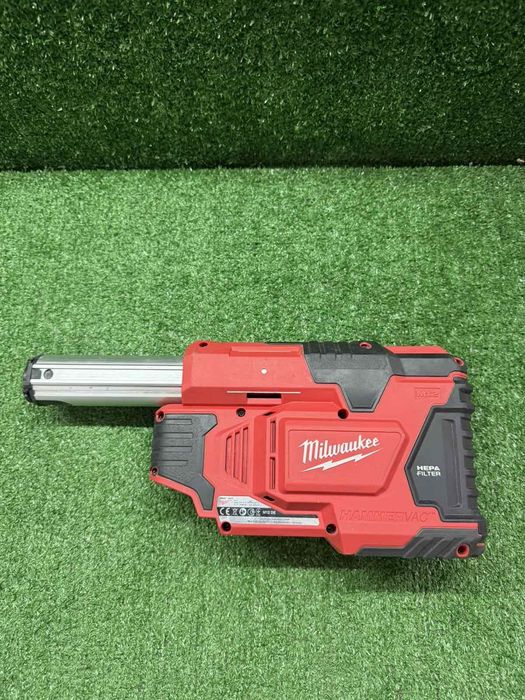 Прахоуловител Milwaukee M12 DE с 1 батерия и зарядно