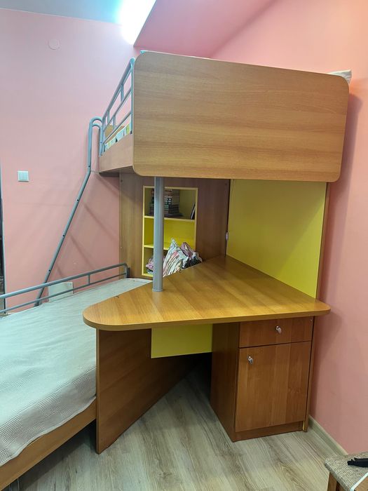 Двуетажно легло с бюро