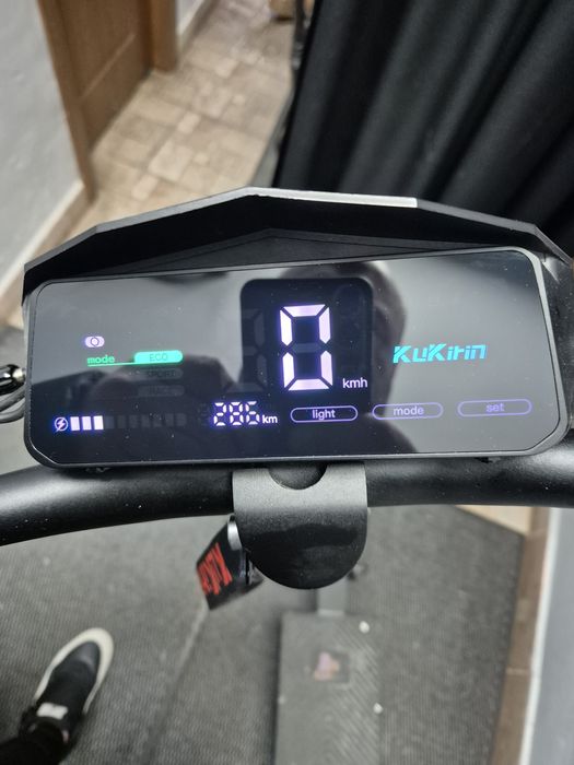 Vând trotineta Kukirin G2