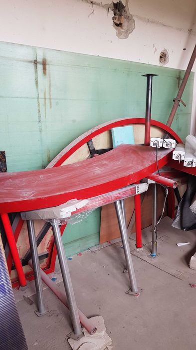 Червени маси и барплотове от стъклопласт различни размери